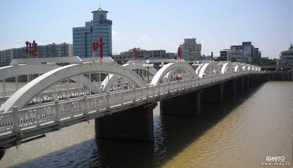 梅江桥上竖立起叶帅故里世界客都八个大字