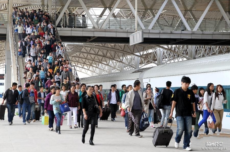 7大批旅客在安徽铜陵火车站进站乘车。当日是国庆假期前一天，全国各地迎来国庆长假首.jpg