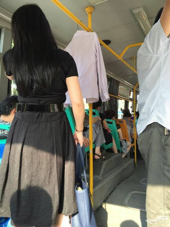 5、奇葩女子公交车上晾衣服 还自带衣架.jpg