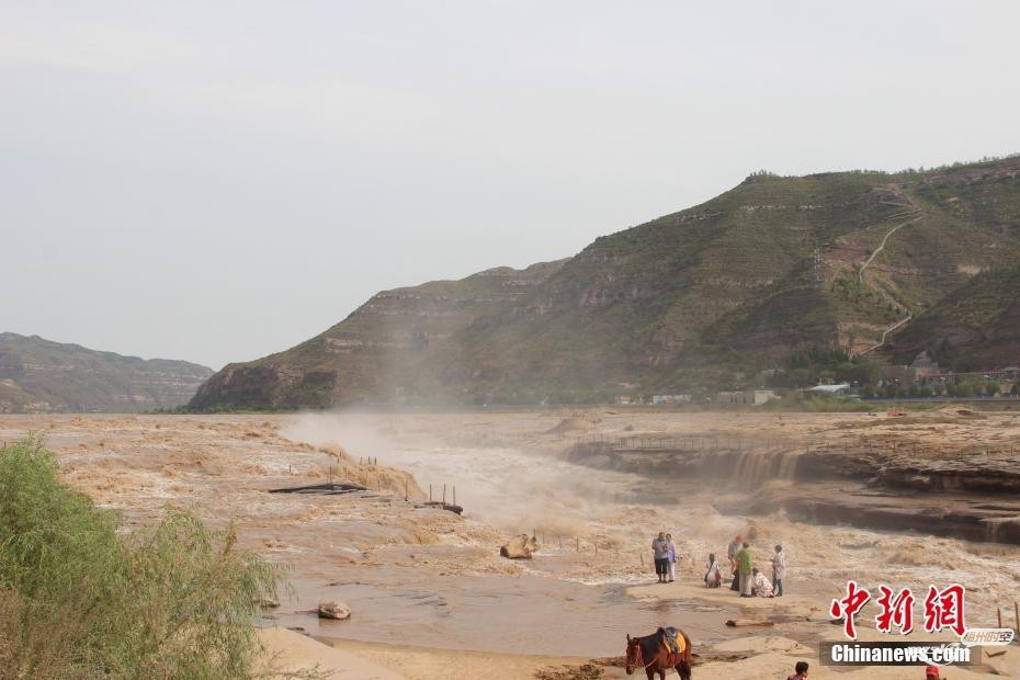   黄河壶口瀑布现“水岸齐平”景色 瀑布群绵延数百米