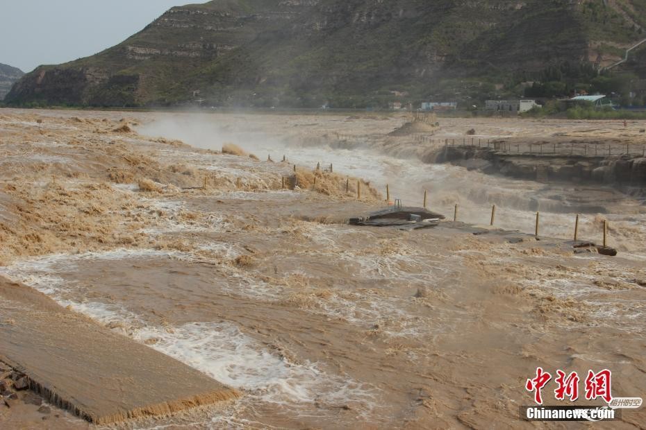   黄河壶口瀑布现“水岸齐平”景色 瀑布群绵延数百米