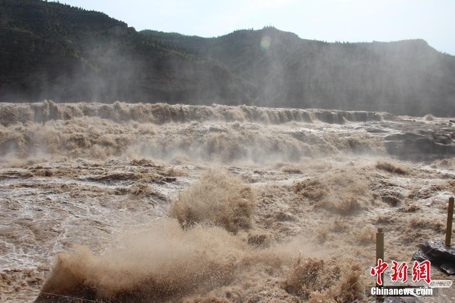   黄河壶口瀑布现“水岸齐平”景色 瀑布群绵延数百米