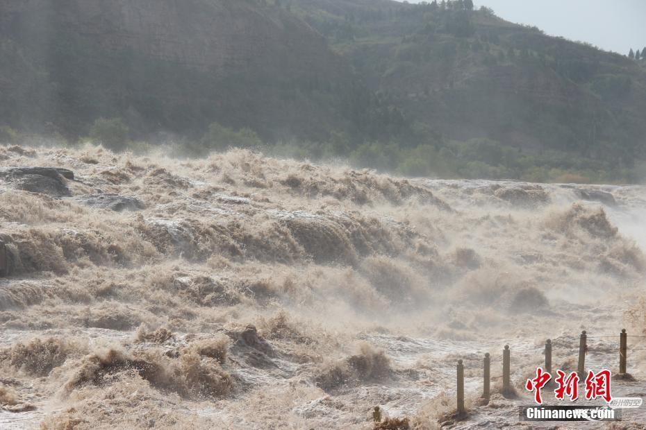   黄河壶口瀑布现“水岸齐平”景色 瀑布群绵延数百米