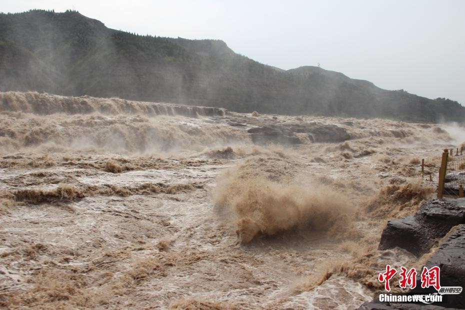   黄河壶口瀑布现“水岸齐平”景色 瀑布群绵延数百米