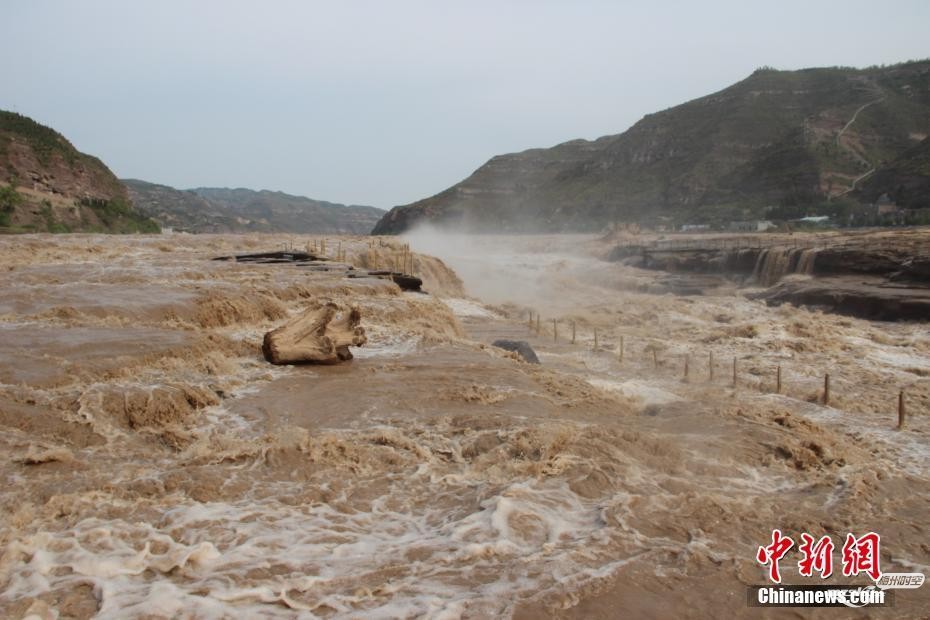   黄河壶口瀑布现“水岸齐平”景色 瀑布群绵延数百米