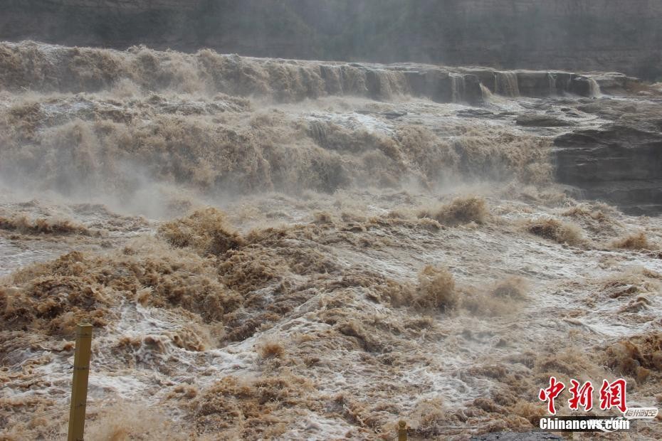   黄河壶口瀑布现“水岸齐平”景色 瀑布群绵延数百米