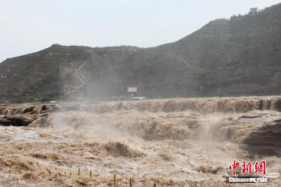   黄河壶口瀑布现“水岸齐平”景色 瀑布群绵延数百米