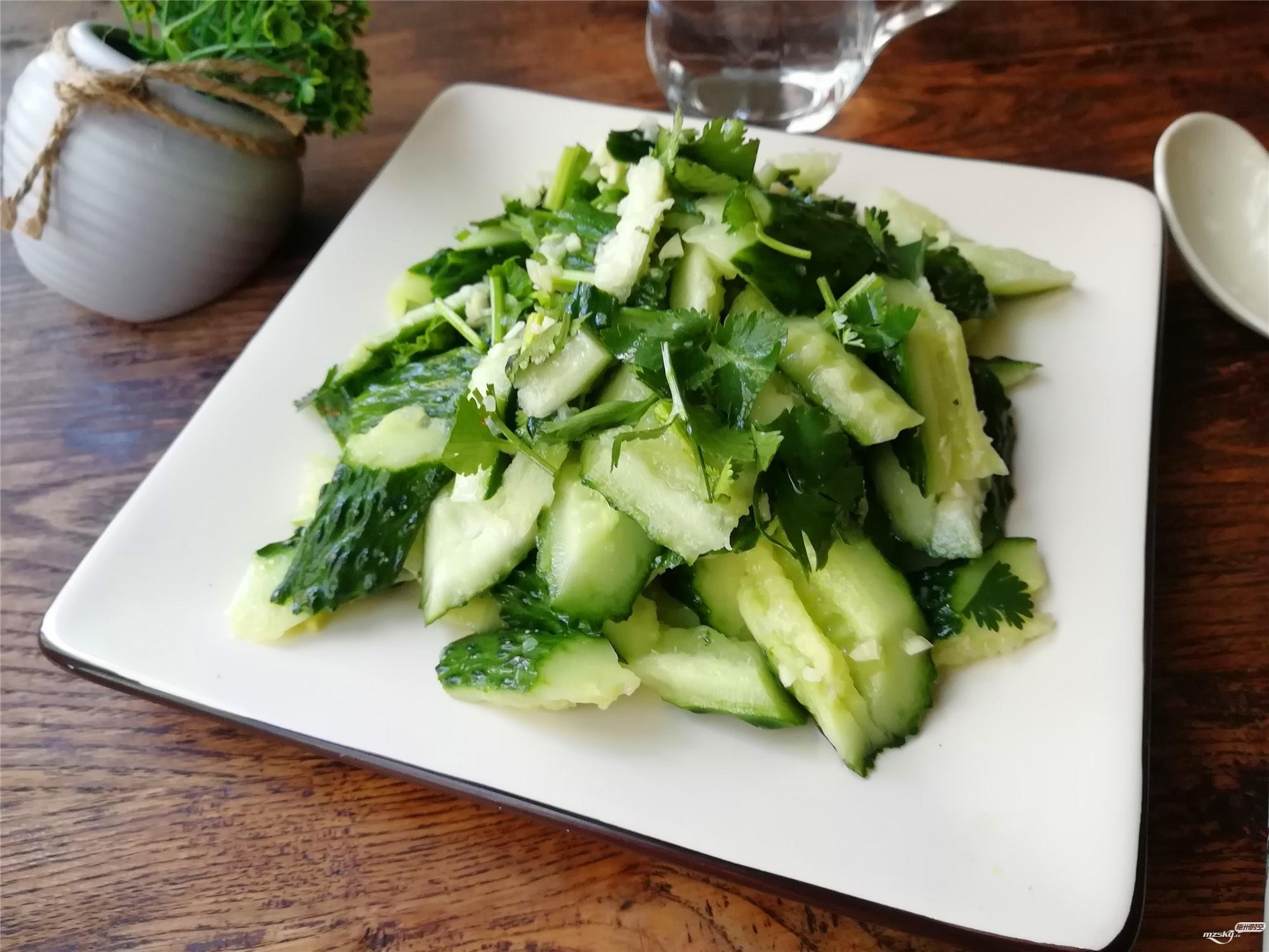 下酒菜油炒花生米猪头肉拌黄瓜等