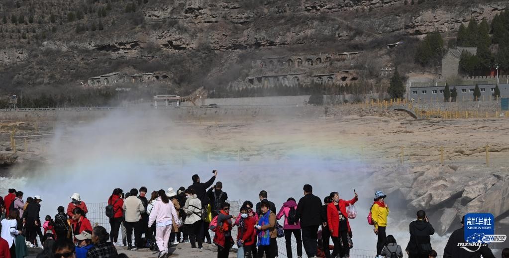 黄河壶口瀑布冰消河开