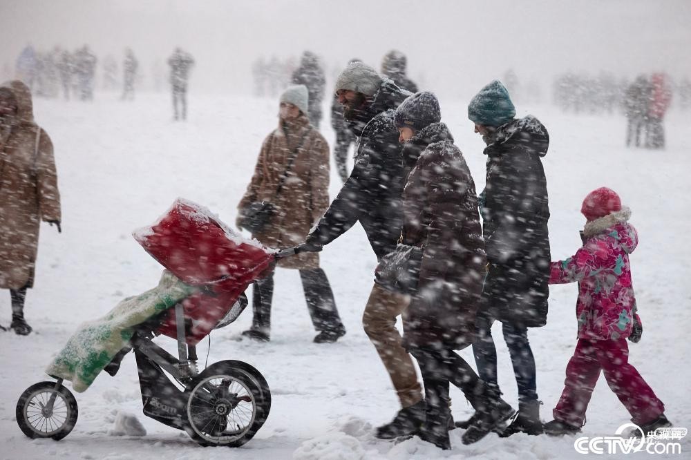 俄罗斯莫斯科遭遇暴雪天气