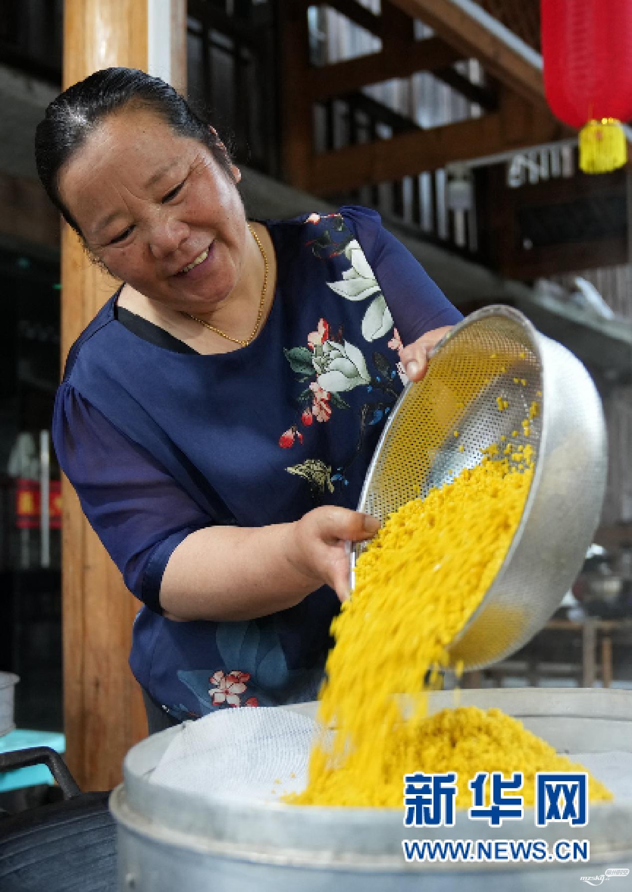 苗家五色饭 多彩庆佳节