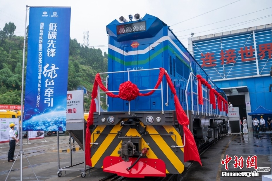 中国首批商品化HXN6型内电混合动力机车在四川资阳下线