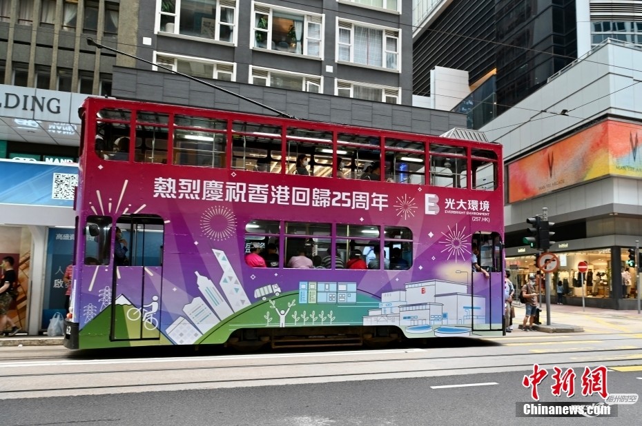 香港街头悬挂国旗、特区区旗及广告庆回归25周年