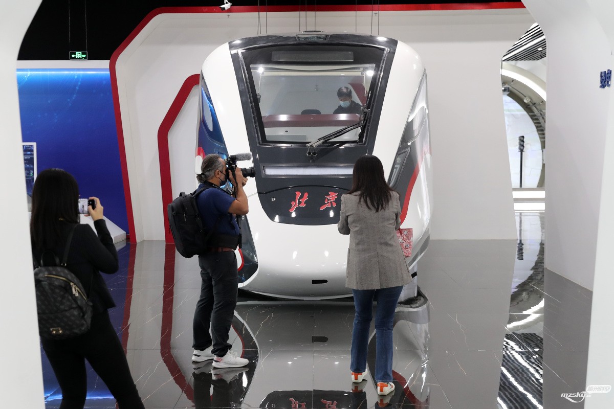 全球首个电动垂起飞行汽车在广州诞生