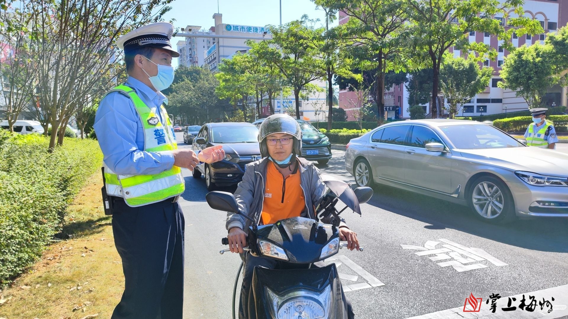 市交警部门在梅城开展交通安全文明出行引导活动