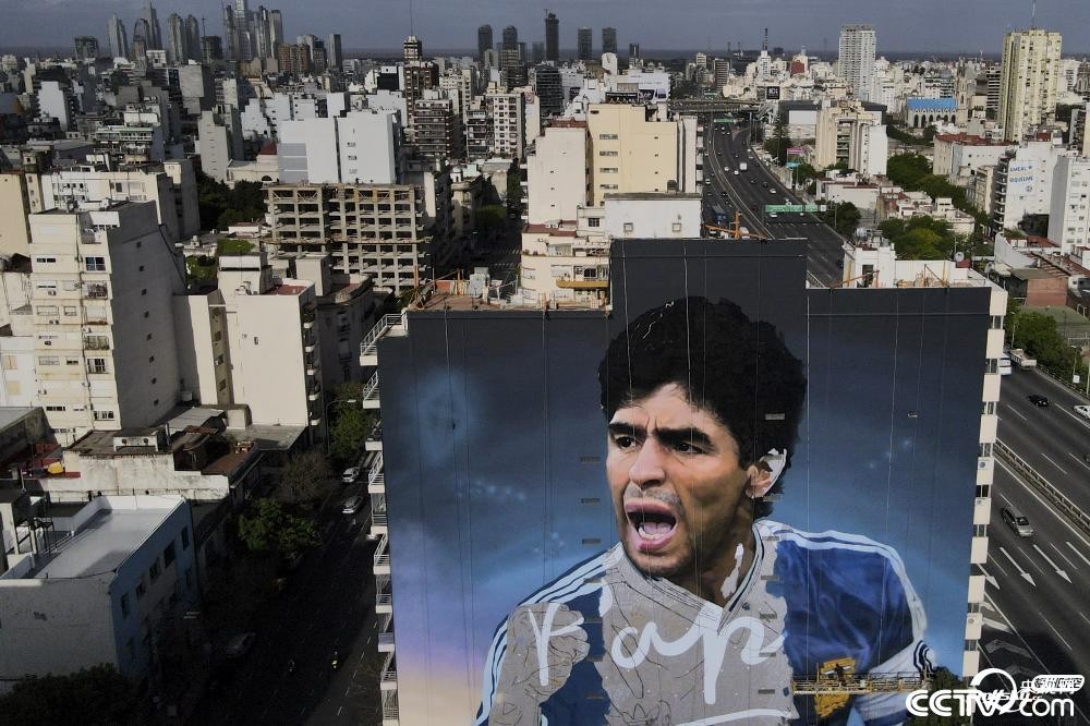 111阿根廷：艺术家创作巨幅壁画纪念马拉多纳.jpg