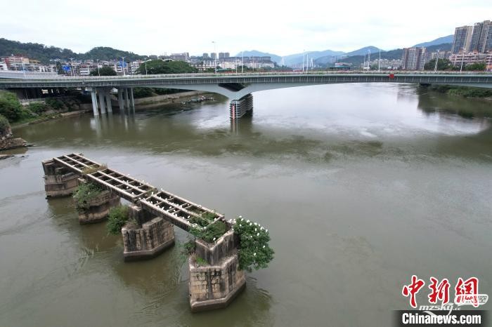 航拍福州闽江上的洪山古断桥