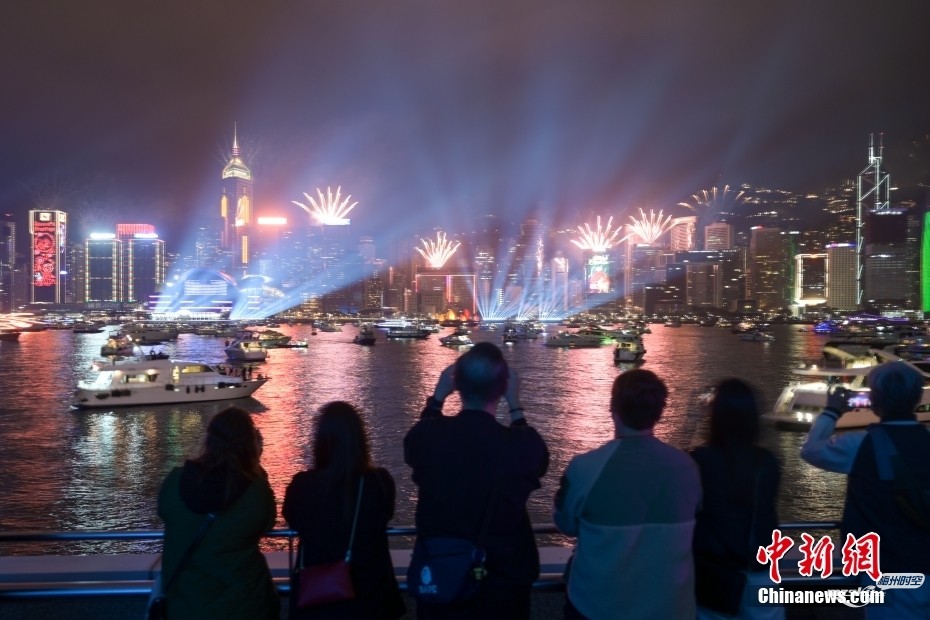 香港市民在尖沙咀海旁等待倒数迎接2023年