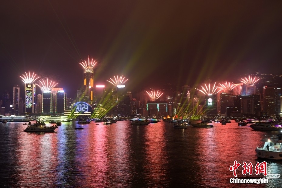 香港市民在尖沙咀海旁等待倒数迎接2023年