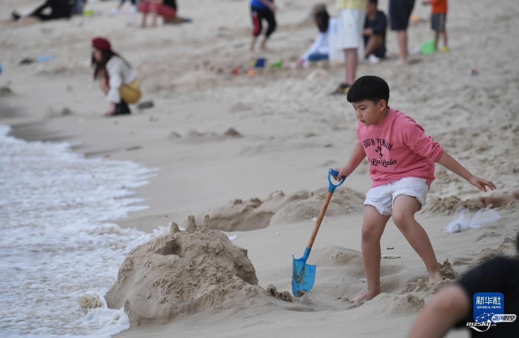 海南三亚：海滩人头攒动