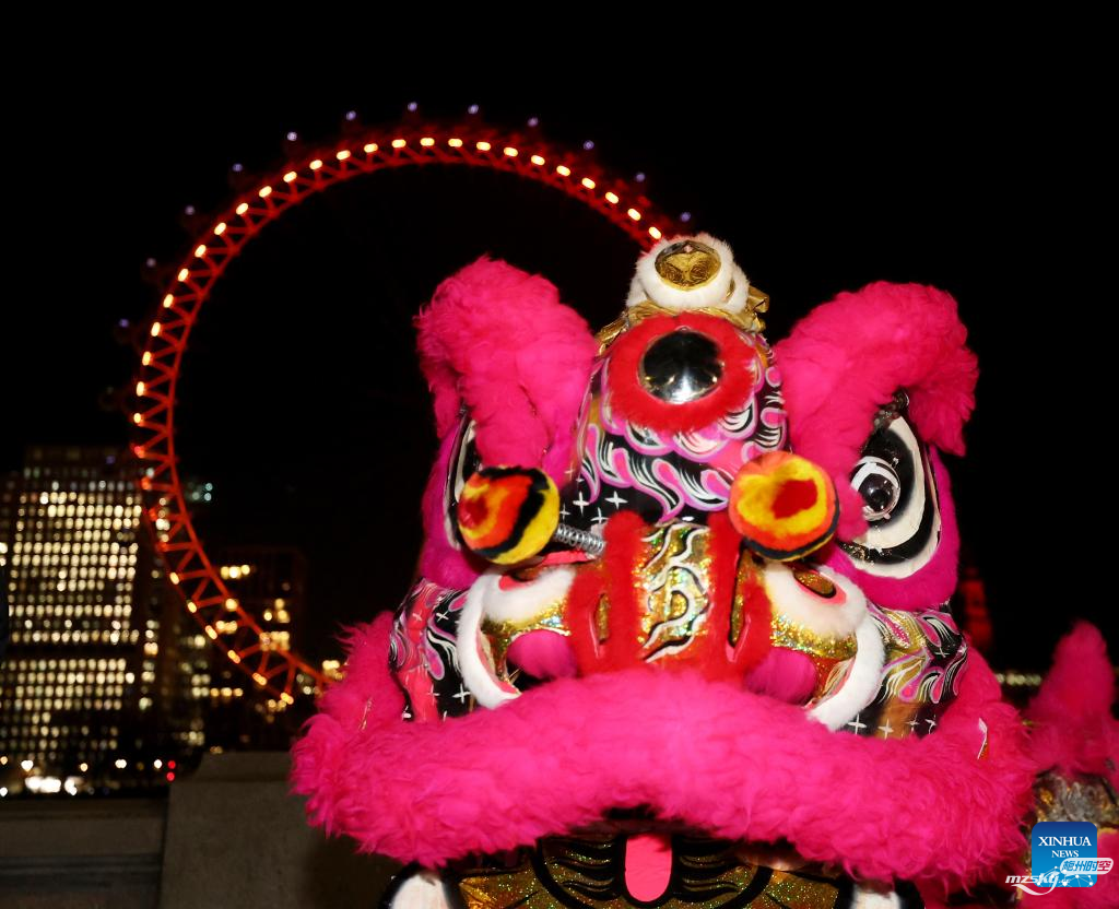 伦敦之眼以红色点亮，庆祝即将到来的中国新年