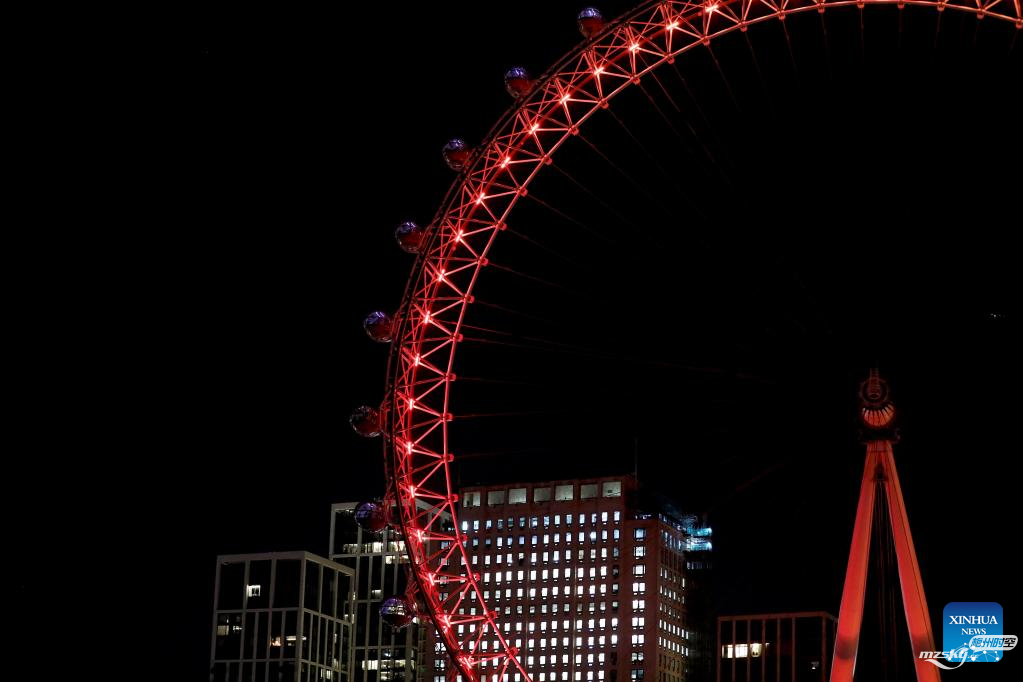 伦敦之眼以红色点亮，庆祝即将到来的中国新年