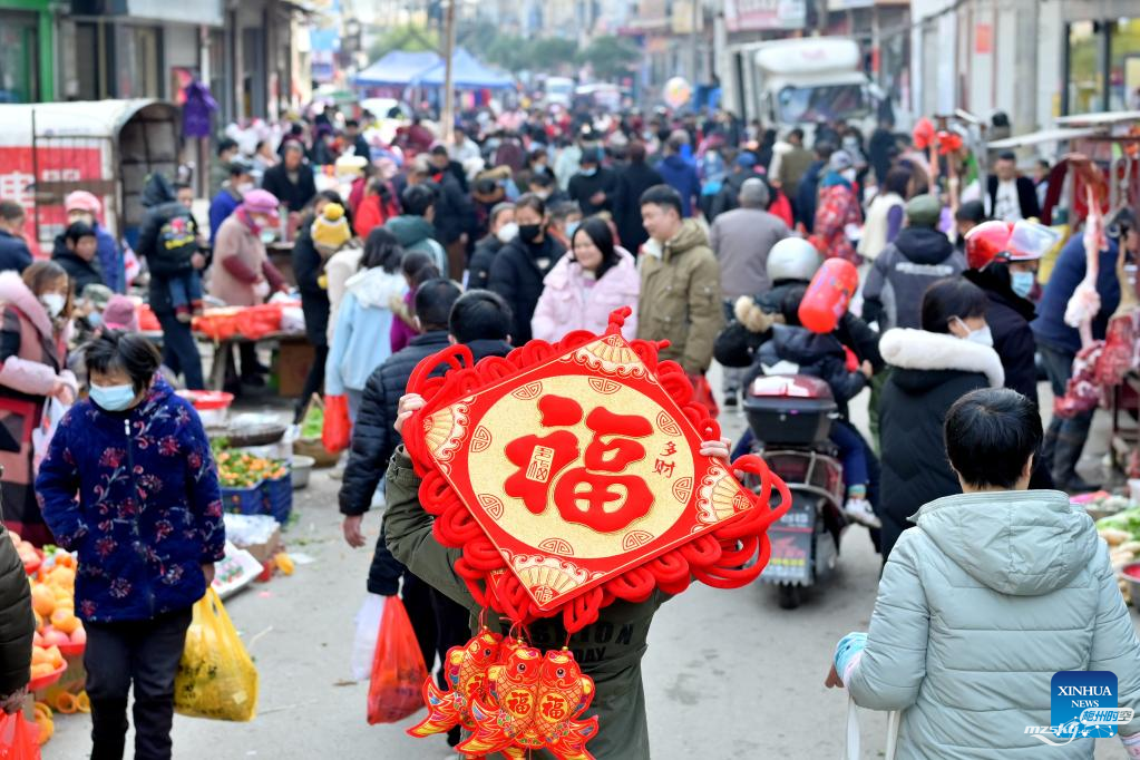 中国各地的人们庆祝即将到来的春节