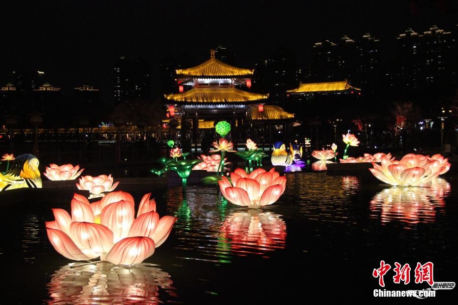 中国各地的人们庆祝即将到来的春节