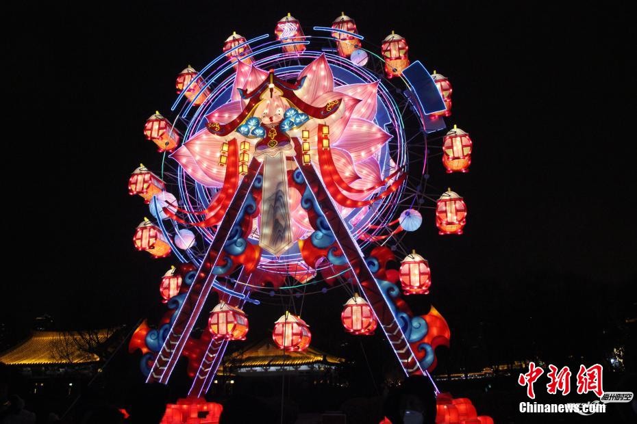 中国各地的人们庆祝即将到来的春节