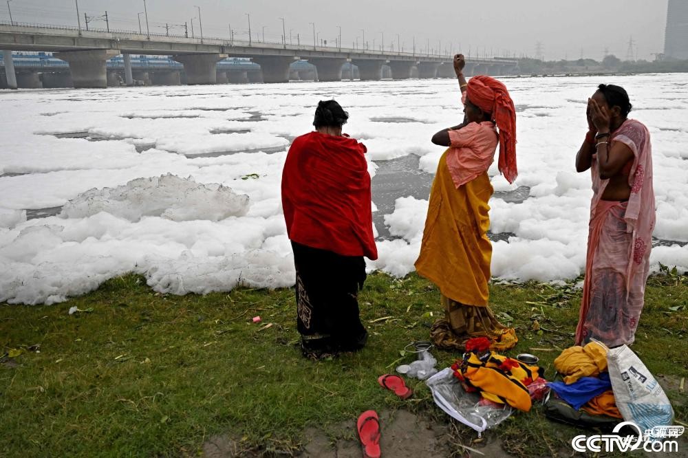 印度民众在被有毒泡沫污染的河水中沐浴