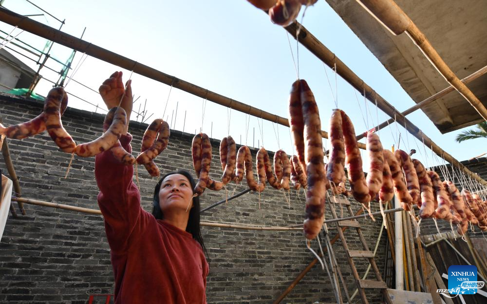 冬天来了、工人们在中国制作腊肉