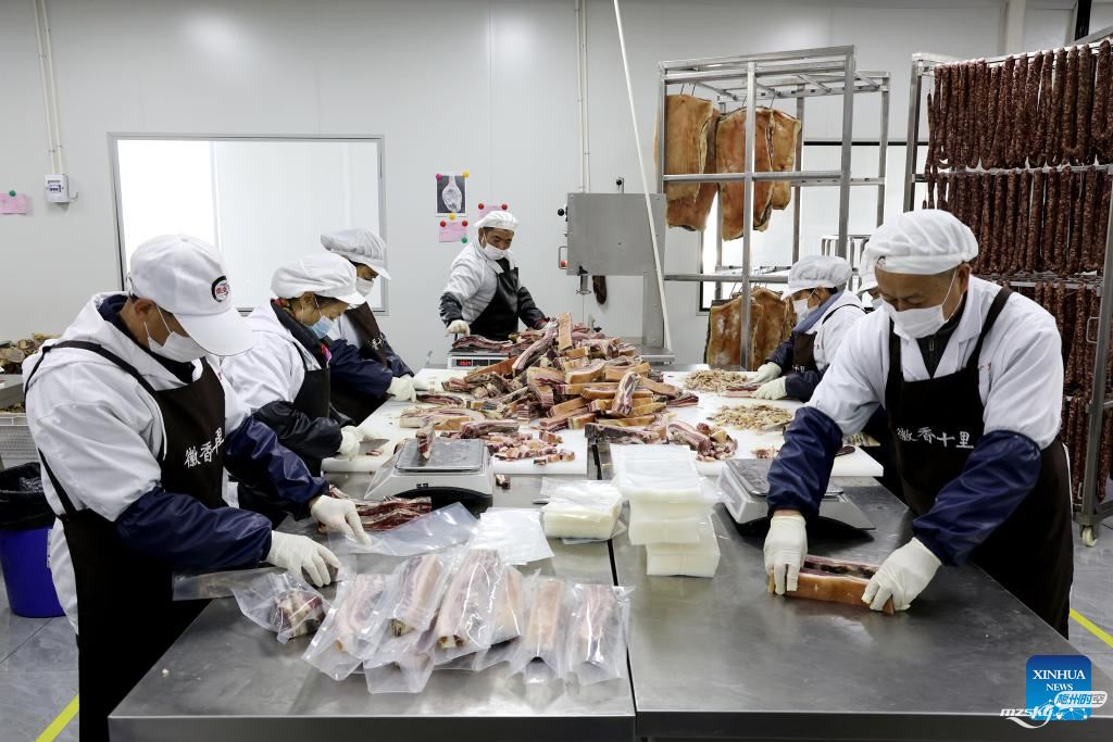 冬天来了、工人们在中国制作腊肉