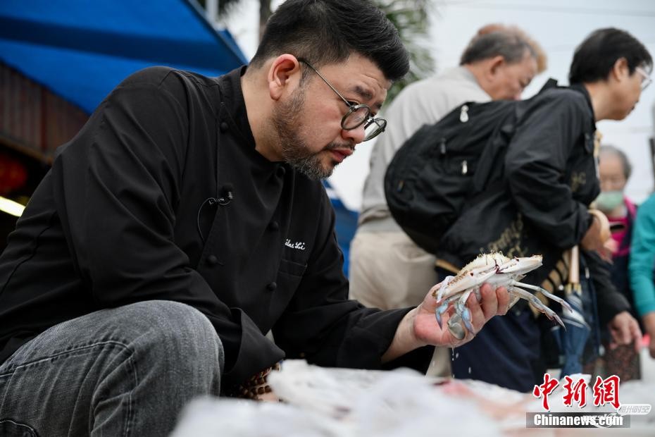 香港新派中菜厨师李梦常重新演绎名菜避风塘炒蟹