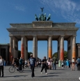 德国标志牲建筑勃兰登堡门遭喷涂